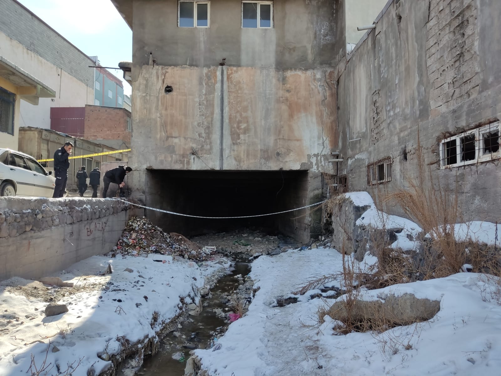 Soyguncular dere yatağındaki binanın altından geçen kanalı kullanarak kuyumcu dükkanın zeminine ulaştı. AA
